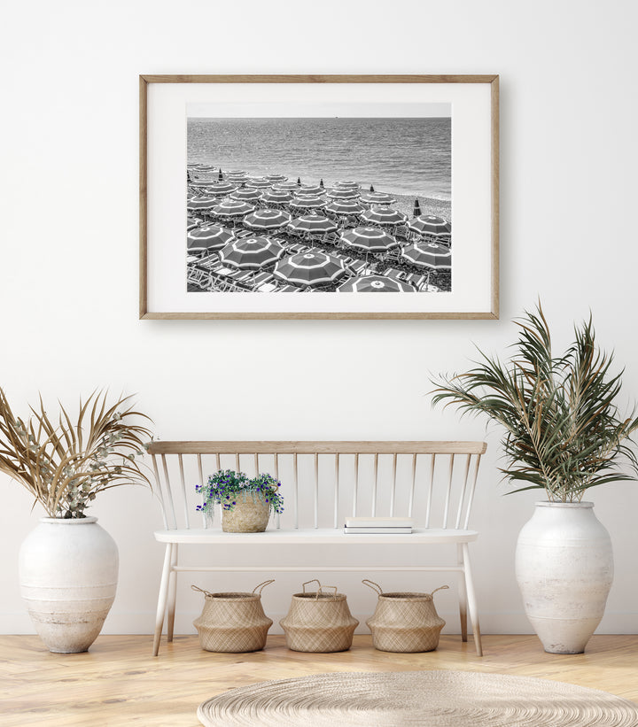 Strandschirme an der Cote d'Azur | Schwarzweißer Fine Art Poster Print