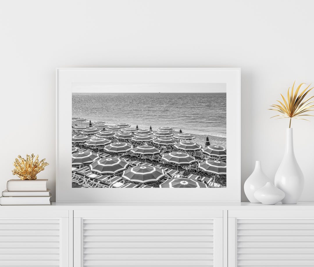 Strandschirme an der Cote d'Azur | Schwarzweißer Fine Art Poster Print