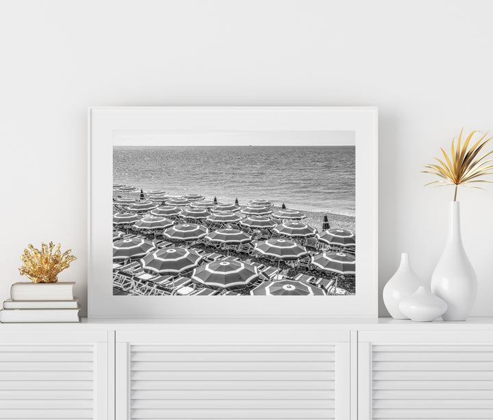 Strandschirme an der Cote d'Azur | Schwarzweißer Fine Art Poster Print