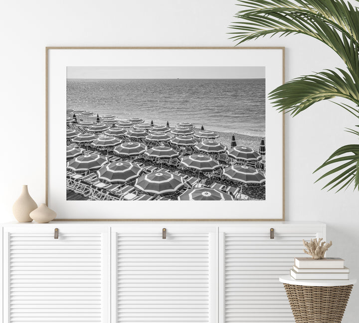 Strandschirme an der Cote d'Azur | Schwarzweißer Fine Art Poster Print