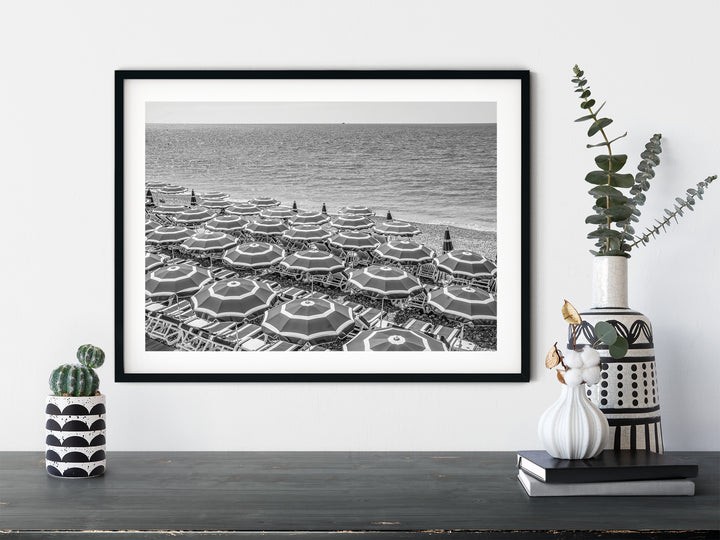 Strandschirme an der Cote d'Azur | Schwarzweißer Fine Art Poster Print