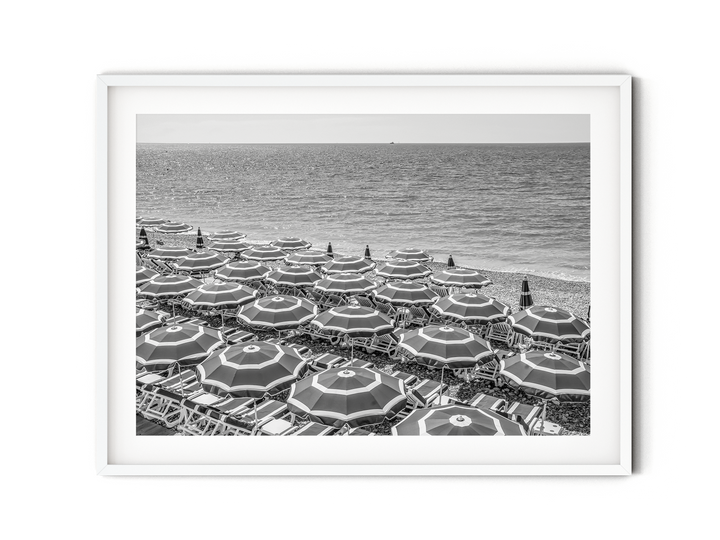 Strandschirme an der Cote d'Azur | Schwarzweißer Fine Art Poster Print